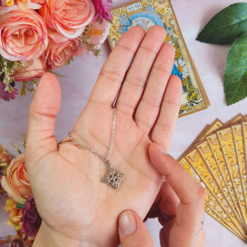 colgante nudo de bruja